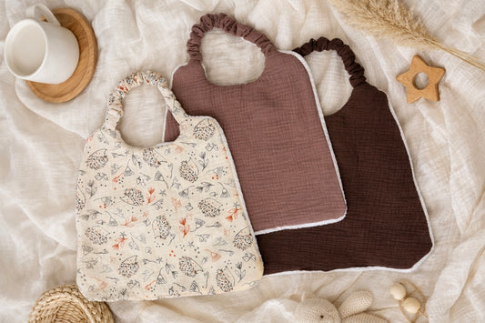 bavoir brodé en gaze de coton, artisanat français